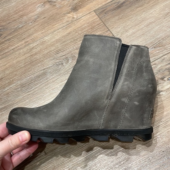 Sorel Ankle Boots Style Joan of Arctic Wedge Ankle Bootie! Grey Leather, Size 9! - Picture 7 of 11